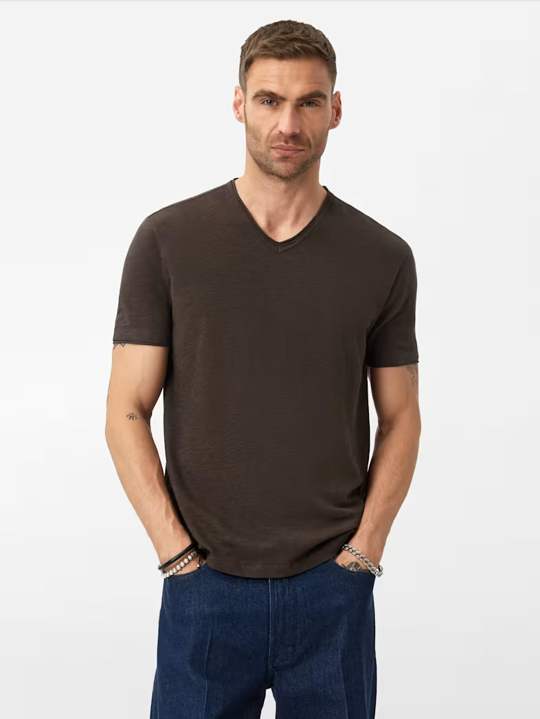 (取寄) ジョン バルベイトス メンズ マイルズ V-ネック John Varvatos men Miles V-Neck K3595W25 Plum John Varvatos Miles V-Neck Tee in Brown – Lansky Bros.