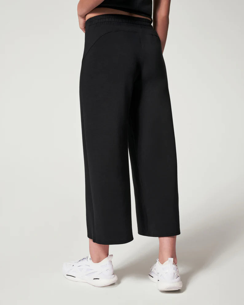 AirEssentials Cropped Wide Leg Pant - Very Black - Lansky Bros.